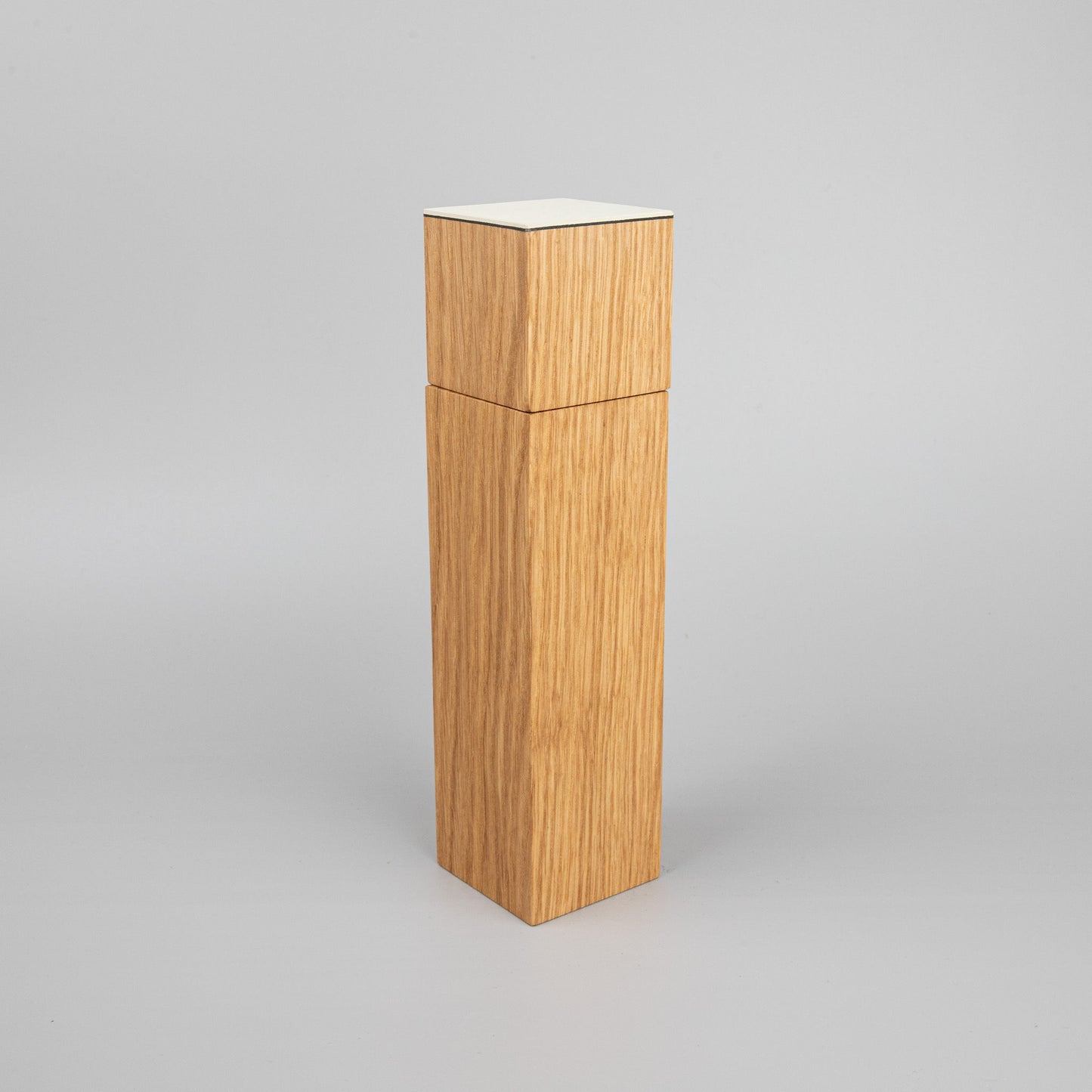 Pfeffermühle aus Eiche und Linoleum in creme von Stellbar