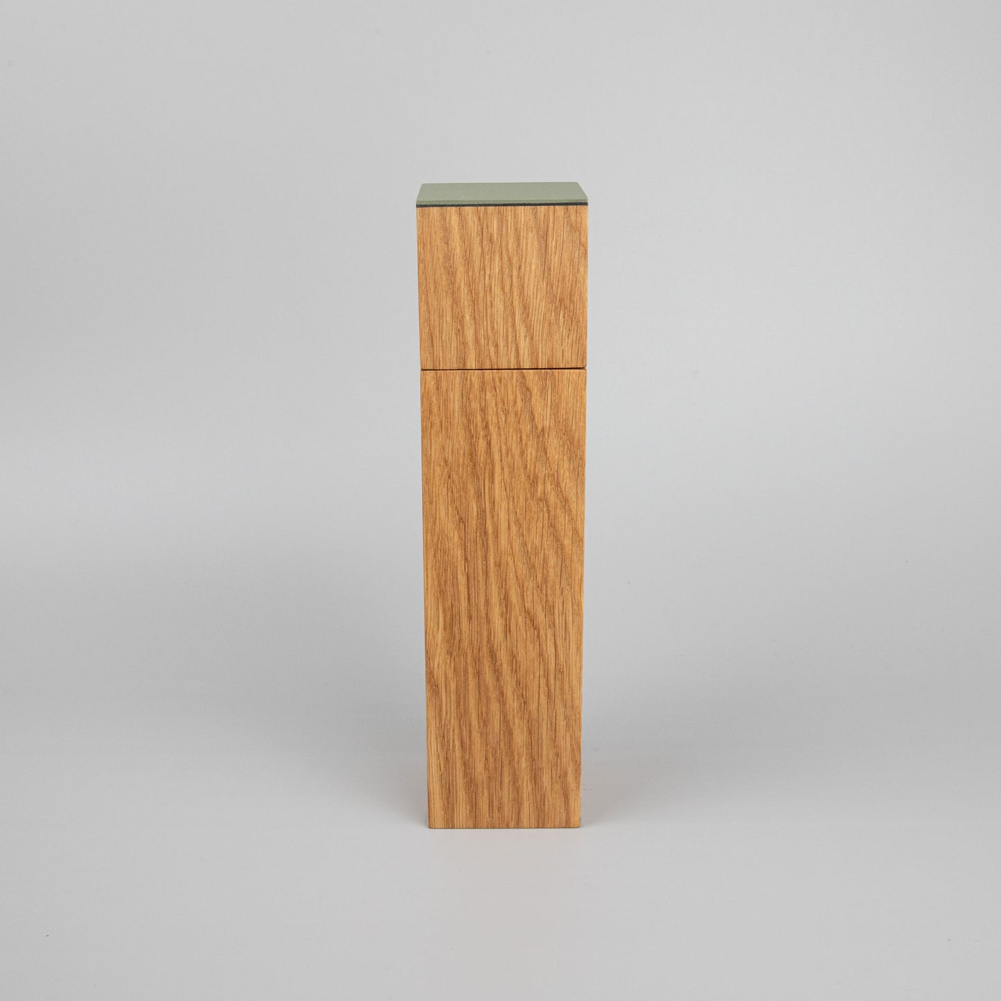 Pfeffermühle aus Eiche und Linoleum in olive von Stellbar