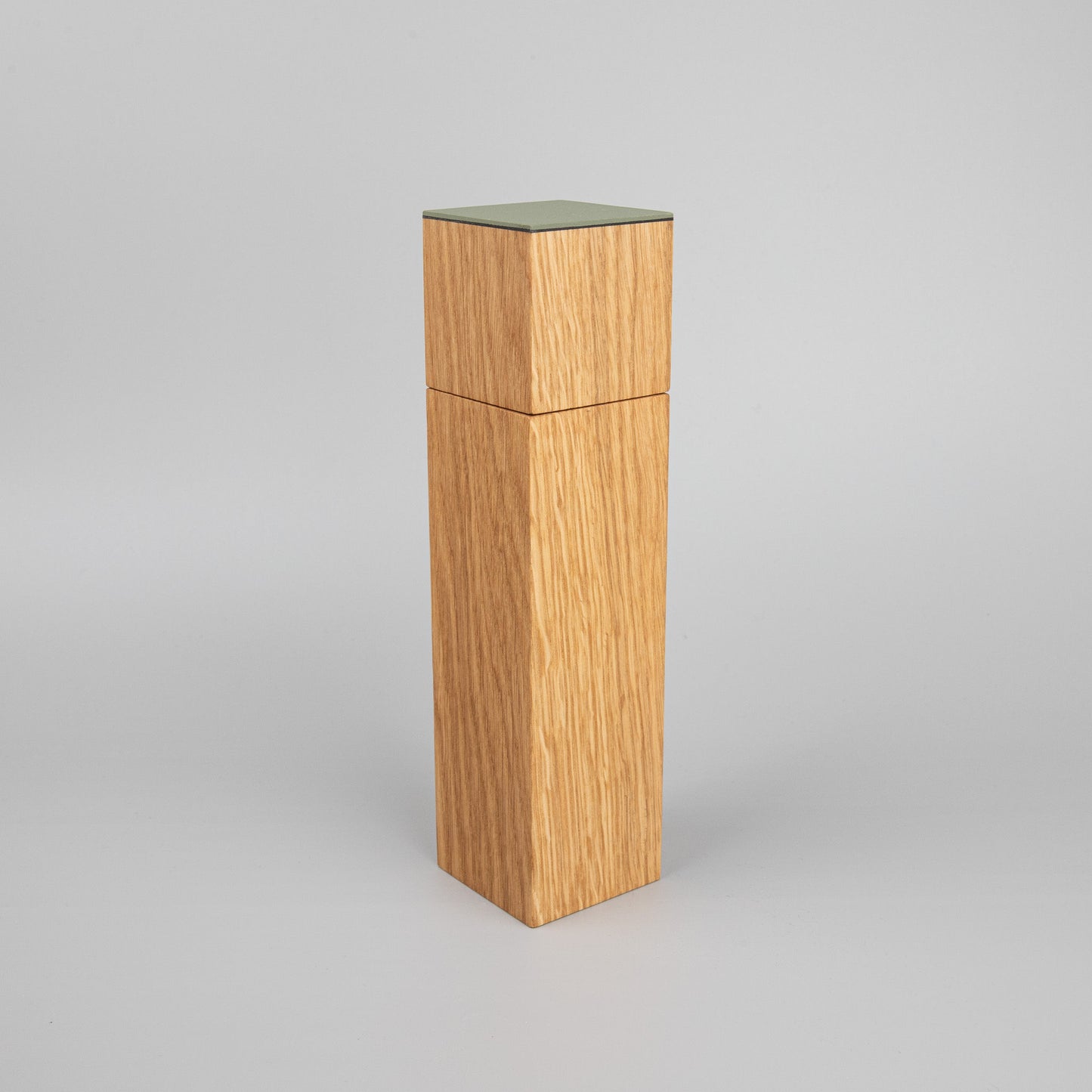 Pfeffermühle aus Eiche und Linoleum in olive