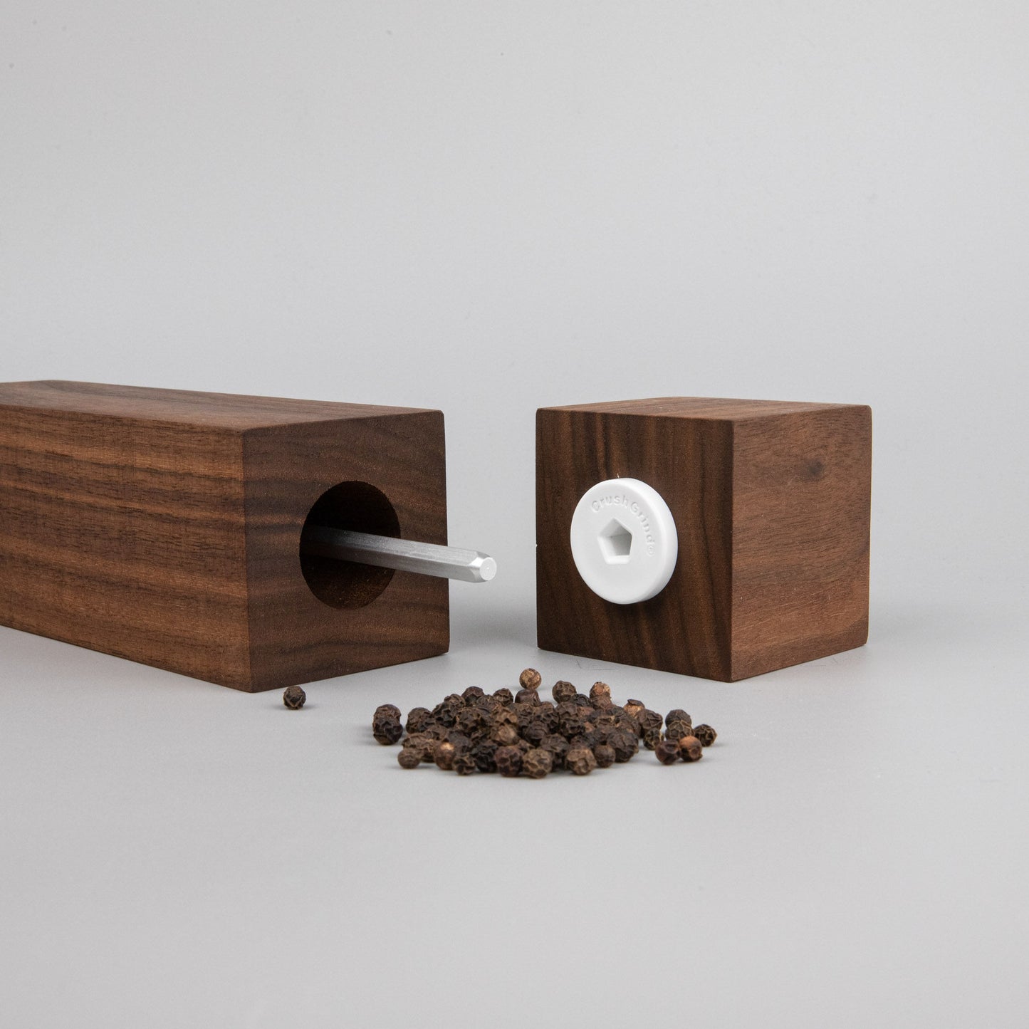Geöffnete Pfeffermühle aus Nussbaum mit Pfefferkörner