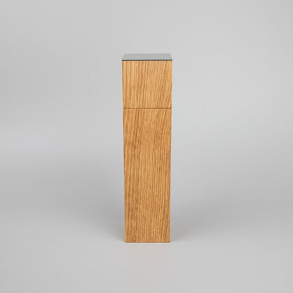 Pfeffermühle aus Eiche und Linoleum in grau von Stellbar