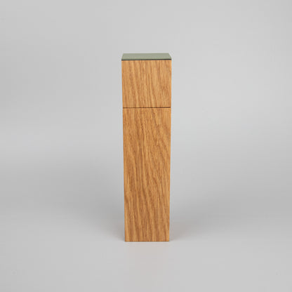 Pfeffermühle aus Eiche und Linoleum in olive von Stellbar