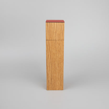Pfeffermühle aus Eiche und Linoleum in rot