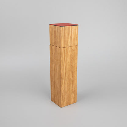 Pfeffermühle aus Eiche und Linoleum in rot von Stellbar
